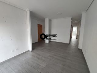 Etagenwohnung in Hospital. Inmobiliaria tejares vende piso en calle hellin