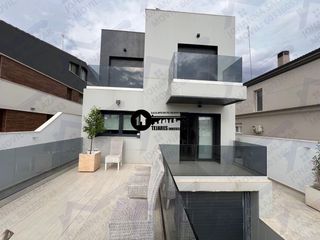 Chalet in Pedanías - Extrarradio. Inmobiliaria tejares vende chalet de lujo zona carretera jaén