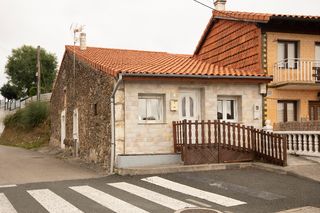Casa aparellada en Avenida de la santa cruz 8. Venta de casa pareada en mao�o