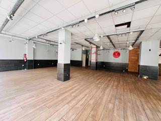 Locale commerciale  Carrer pardo gimeno. Amplio local comercial en esquina en zona juzgados