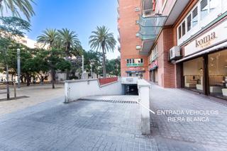 Aparcament cotxe a Marti-codolar de 46. Parking en venta en calle marti codolar con entrada por riera bl