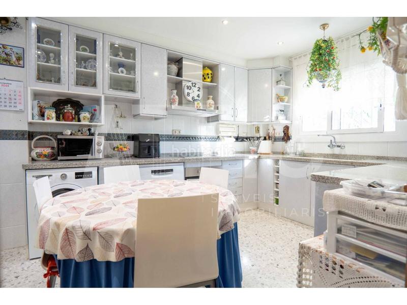 Foto 5a025a02-3196-4fb7-888f-582e33ea204e. Casa  220m , 3 habitaciones, local comercial de 98m, terraza de 30m y patio de 40m prec en Sant Quirze del Vallès