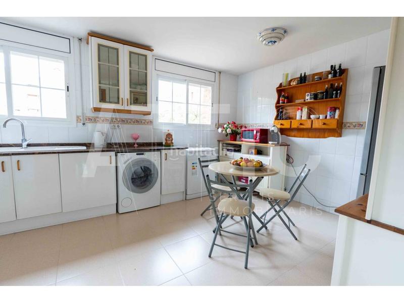 Foto 031f6499-32a5-4484-acd0-59e295f98581. Casa adosada , 4 habitaciones, buardilla, garaje para 2 cohes, patio de 40m y terraza junto plaza españa en Sabadell