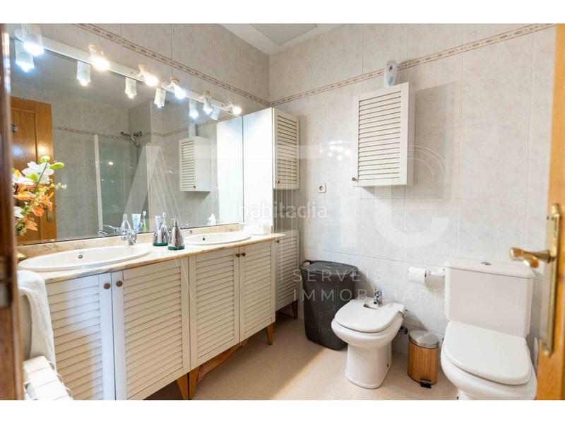Foto 052f70f6-2962-474c-9e8e-53767e50e6df. Casa adosada , 4 habitaciones, buardilla, garaje para 2 cohes, patio de 40m y terraza junto plaza españa en Sabadell