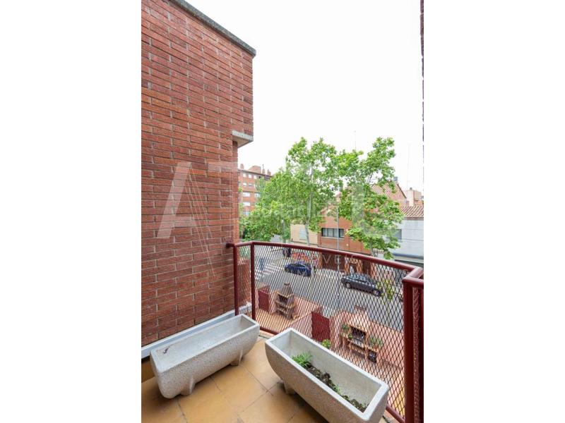Foto 095f2ea1-f75b-45b9-8fb9-948c109b0816. Casa adosada , 4 habitaciones, buardilla, garaje para 2 cohes, patio de 40m y terraza junto plaza españa en Sabadell