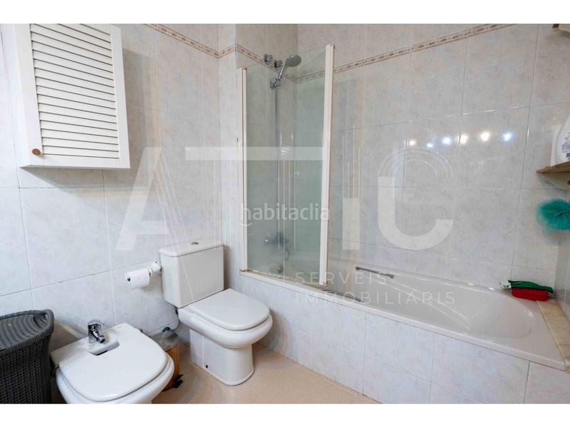 Foto 226e26ba-7b0c-4ad5-afe6-0bb520ef676e. Casa adosada , 4 habitaciones, buardilla, garaje para 2 cohes, patio de 40m y terraza junto plaza españa en Sabadell