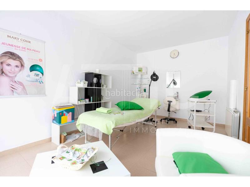 Foto 23b95015-8d12-4c12-8998-181a6c1798f1. Casa adosada , 4 habitaciones, buardilla, garaje para 2 cohes, patio de 40m y terraza junto plaza españa en Sabadell