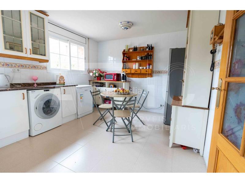 Foto aad044cf-9246-4f8e-a071-488b9b1e787f. Casa adosada , 4 habitaciones, buardilla, garaje para 2 cohes, patio de 40m y terraza junto plaza españa en Sabadell