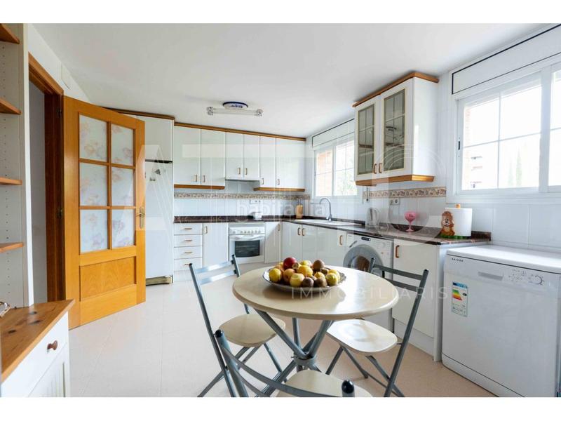 Foto c593ad4f-9d03-4e58-9454-da9e3811aa07. Casa adosada , 4 habitaciones, buardilla, garaje para 2 cohes, patio de 40m y terraza junto plaza españa en Sabadell