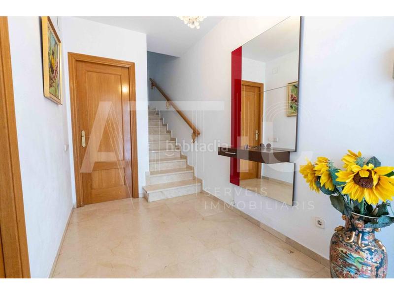 Foto c7b565f6-5a32-4d0d-96f9-11539da58963. Casa adosada , 4 habitaciones, buardilla, garaje para 2 cohes, patio de 40m y terraza junto plaza españa en Sabadell