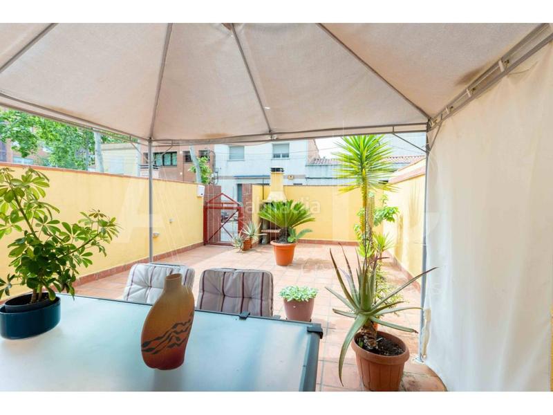 Foto d8b2aeda-4c3c-44e6-9a7b-3222e173d41e. Casa adosada , 4 habitaciones, buardilla, garaje para 2 cohes, patio de 40m y terraza junto plaza españa en Sabadell