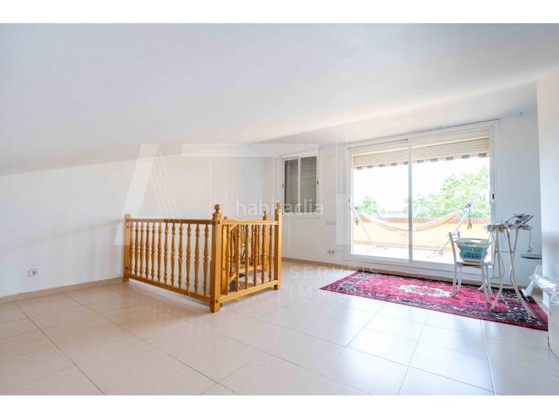 Foto d94fd3b9-5035-4439-8ee4-b19e78ab7740. Casa adosada , 4 habitaciones, buardilla, garaje para 2 cohes, patio de 40m y terraza junto plaza españa en Sabadell