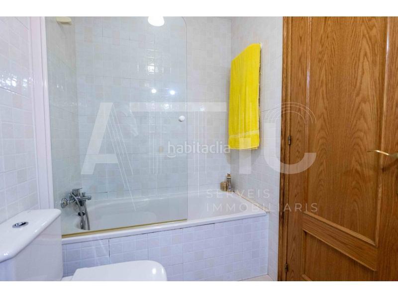 Foto dd993fe9-deba-43a9-bdd6-ee78c722400d. Casa adosada , 4 habitaciones, buardilla, garaje para 2 cohes, patio de 40m y terraza junto plaza españa en Sabadell