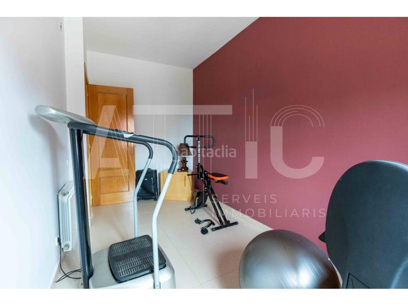 Foto e88d7bd9-7a04-4881-bcba-0ded42ecd899. Casa adosada , 4 habitaciones, buardilla, garaje para 2 cohes, patio de 40m y terraza junto plaza españa en Sabadell