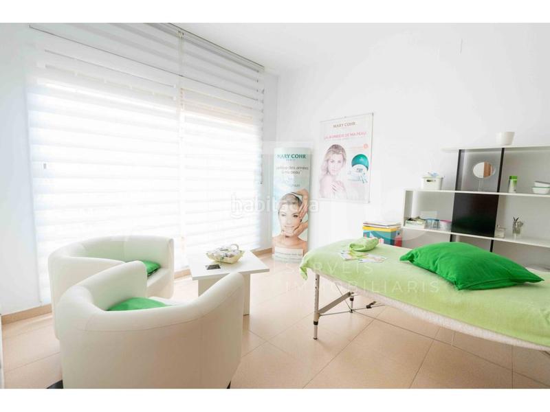 Foto eeb8f5ba-c5d6-4310-8048-7220bf076402. Casa adosada , 4 habitaciones, buardilla, garaje para 2 cohes, patio de 40m y terraza junto plaza españa en Sabadell