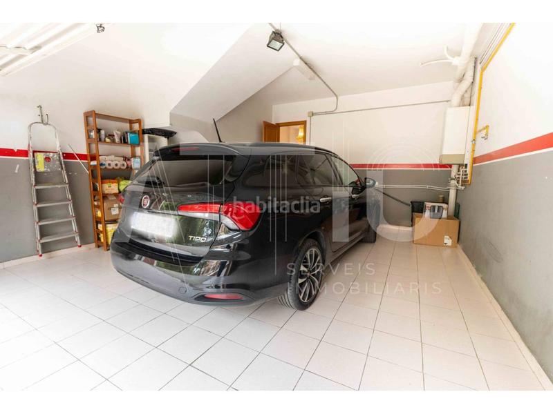 Foto f89035fe-4d98-4632-87c9-8dd4c3fdeaab. Casa adosada , 4 habitaciones, buardilla, garaje para 2 cohes, patio de 40m y terraza junto plaza españa en Sabadell