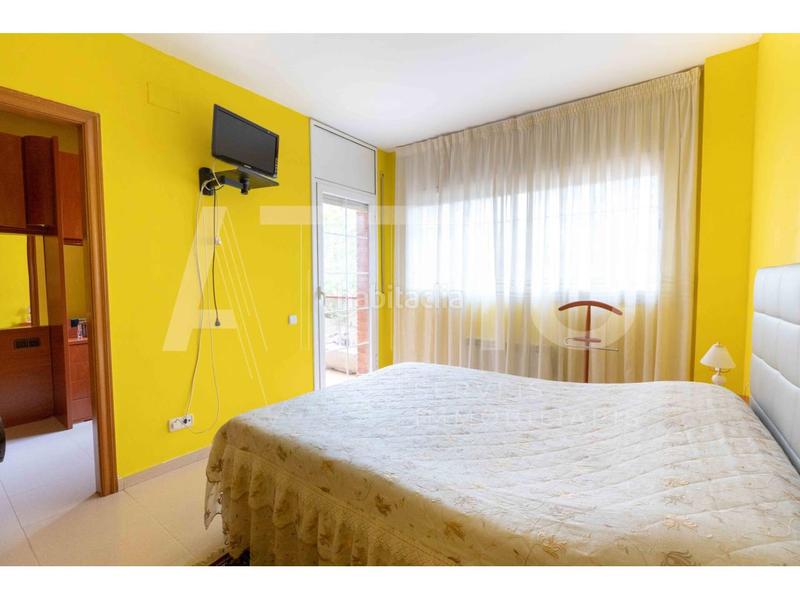 Foto fc6510c6-194d-43bd-a7ca-1a11b0a84de8. Casa adosada , 4 habitaciones, buardilla, garaje para 2 cohes, patio de 40m y terraza junto plaza españa en Sabadell