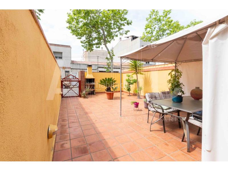 Foto fe57e55b-9701-42e7-b931-34925d44cfbc. Casa adosada , 4 habitaciones, buardilla, garaje para 2 cohes, patio de 40m y terraza junto plaza españa en Sabadell