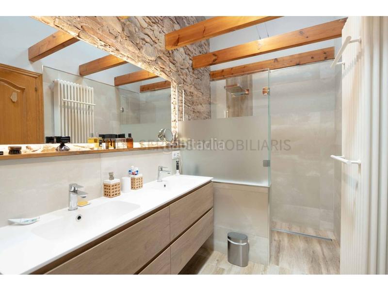 Foto c63102bb-e6ae-49ea-9677-646aaac4c4cd. Casa preciosa casa en venta en el centro , 3 habitaciones, sala polivalente de 38m, patio de 45m, terraza y gar en Sentmenat