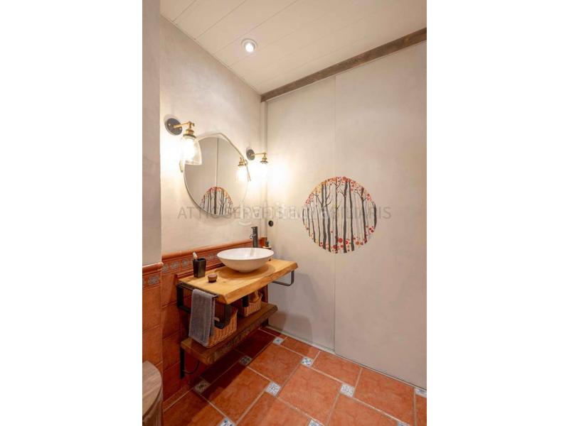 Foto e8f982b4-68d6-49dd-9187-368aee80054e. Casa preciosa casa en venta en el centro , 3 habitaciones, sala polivalente de 38m, patio de 45m, terraza y gar en Sentmenat
