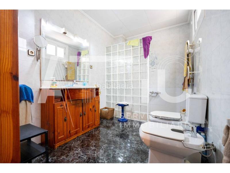 Foto 541bb7e5-c855-41c2-a8f0-f63566344c82. Chalet mit parking in Centre Sabadell