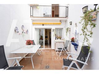 House  Calle pintor pradilla. Casa adosada con terraza, garaje y espacio de teletrabajo a 2 mi