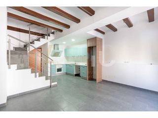 Casa  Calle pin i soler. Casa en venta completamente reformada en colònia güell santa col