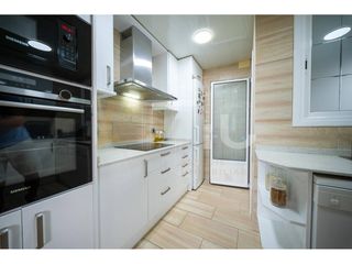 Appartement à Calle sòcrates 26. Piso de 4 habitaciones con balcón, ascensor y cocina reformada e