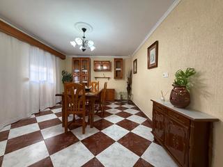Casa adossada a Caballero Bonald-S. José Obrero-Guadalcacín. Amplia casa familiar en guadalcacín