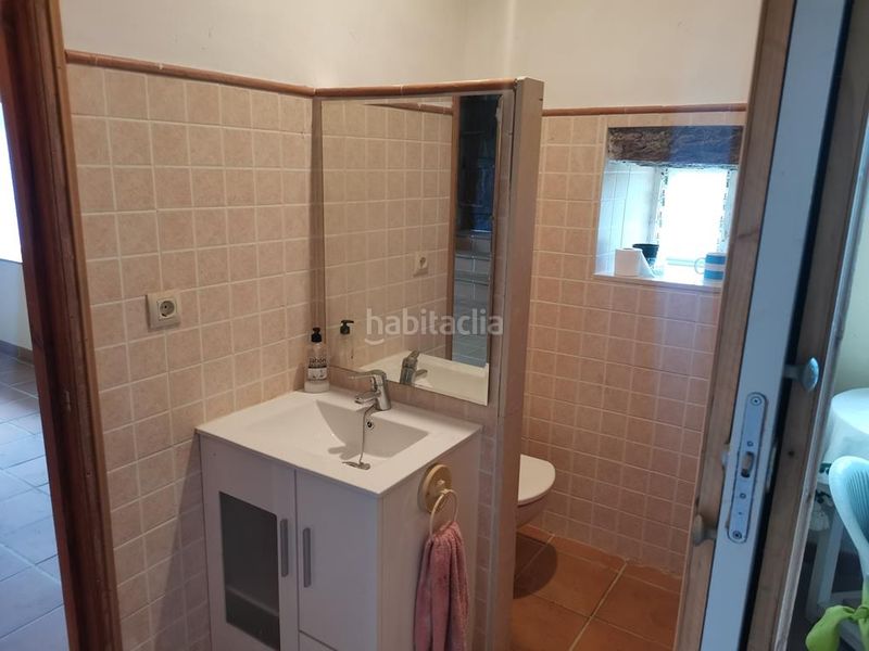 Foto c6ac783e-d640-4d41-8441-57f65bbbe1d5. Masia amb xemeneia aparcament a Pino (O)