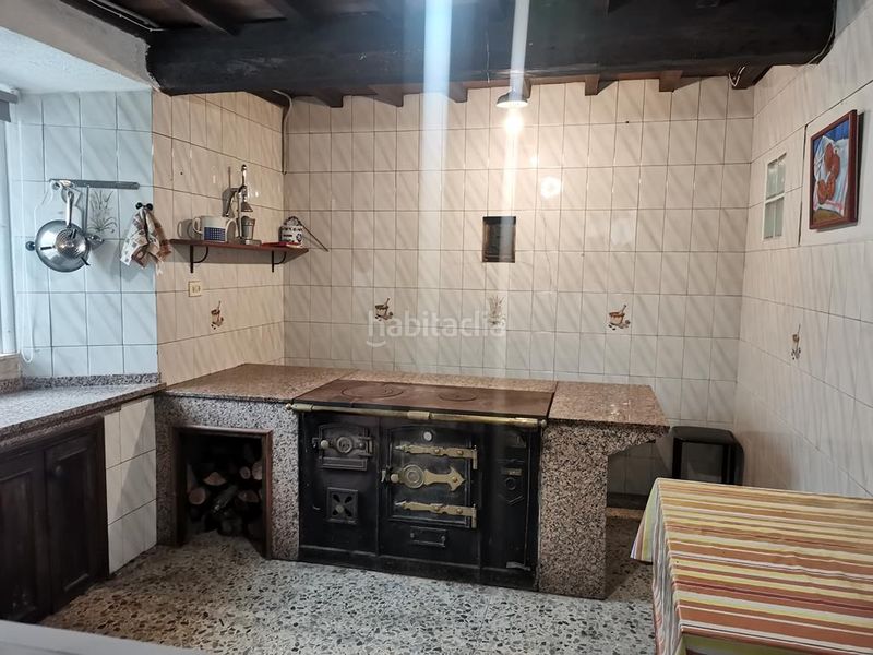 Foto f0444a6c-d172-4758-8b98-be48f0a3c419. Masia amb xemeneia aparcament a Pino (O)