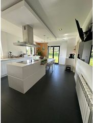 Xalet  Lugar san domingo. Engel&völkers vende chalet de diseño moderno, con finca de 6310m