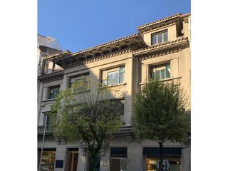 Building  Rúa do hórreo. Engel&völkers vende edificio entero, con dos bajos comerciales e