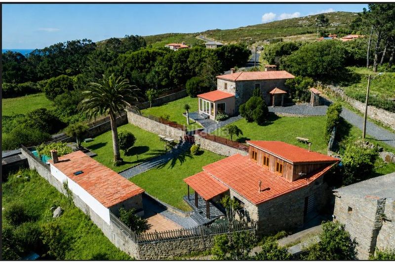 Foto 577c82df-f92e-4ef2-8272-ff26dcd47508. Casa amb xemeneia calefacció aparcament piscina a Ferrol