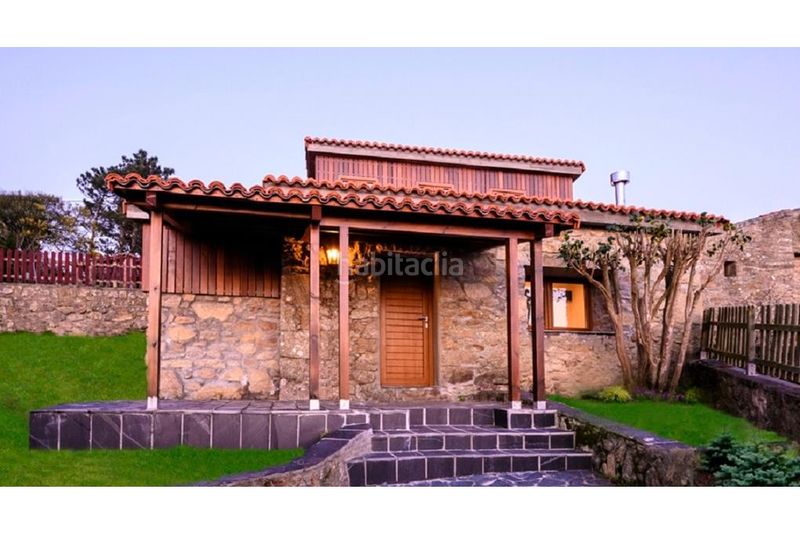 Foto c4ff4abb-d18c-47a1-bdd0-26c81720e2ac. Casa amb xemeneia calefacció aparcament piscina a Ferrol