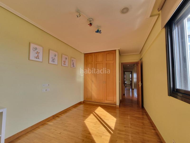 Foto e036360e-a98d-4406-84b7-0c7eb138275a. Àtic amb calefacció aparcament a Someso - Matogrande Coruña (A)