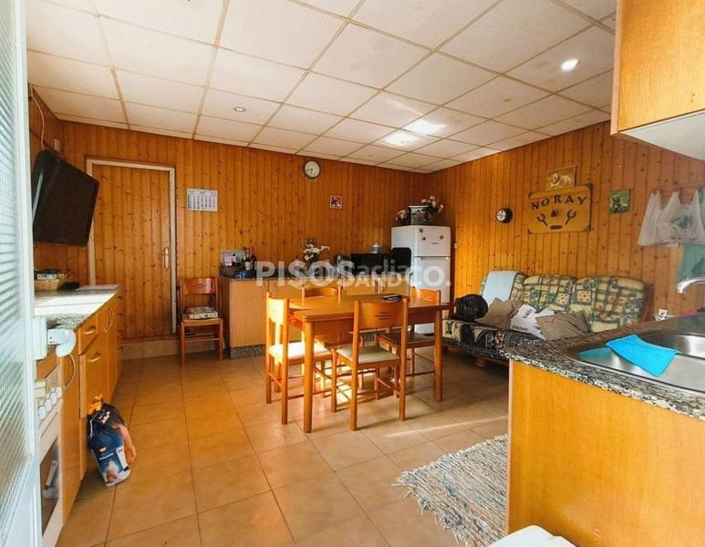 Foto bee67693-7af2-407c-a3c7-97f6e6a35ccd. House with parking in Cambre