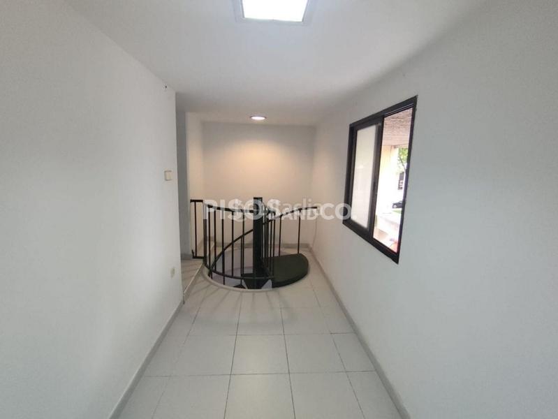 Foto b623323d-ba18-4314-89a4-96e6f84d32fa. Local comercial en Los Rosales Coruña (A)