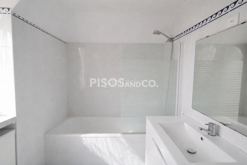 Foto 575138d4-9ae1-4684-b821-450fef746321. Pis amb calefacció aparcament a Los Rosales Coruña (A)