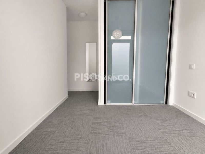 Foto 461bc0e8-77d8-46e1-b424-bc6508bb7cc1. Pis amb calefacció aparcament a Perillo Oleiros