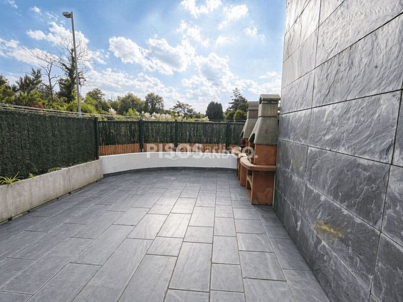 Foto b4d75003-9d87-42d6-8655-017bf7e5ebb3. Pis amb calefacció aparcament a Perillo Oleiros