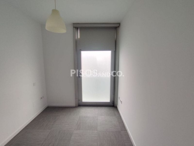 Foto f07923a6-77fc-4116-b001-b9abb5ecba6d. Pis amb calefacció aparcament a Perillo Oleiros