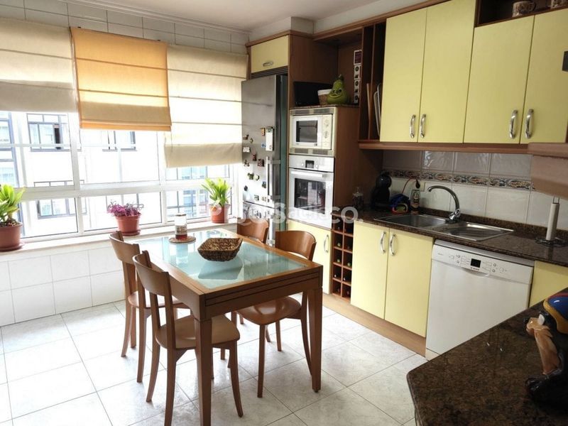 Foto bb022f48-7de9-47ee-9c90-6d01778fc145. Pis amb calefacció aparcament a Someso - Matogrande Coruña (A)