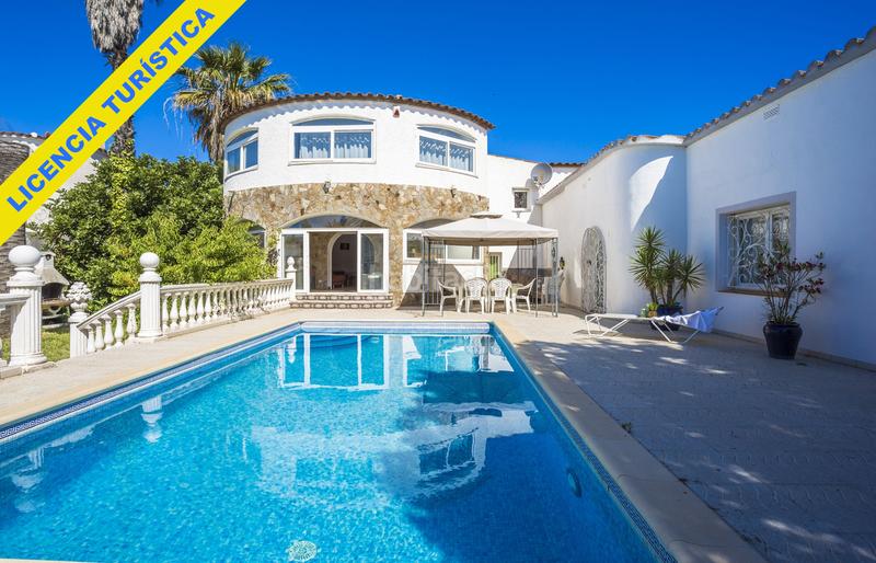 Foto 48e72f13-5dfe-44cd-899e-2235cf0f74cd. Casa  con amarre de 28 metros en Port Grec - Port Moxó Empuriabrava