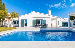 Casa a Peni. Casa en planta baja con 4 dormitorios y cerca de la playa