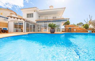 Casa a Requesens. Elegante villa con posibilidad de amarre
