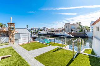 Casa a Tordera - Fluvià - Llobregat. Singular villa con 2 amarres para barco de 14 y 12 metros