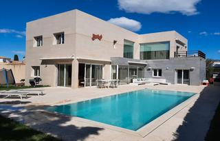 Casa a Requesens. Bonita casa de diseño cerca de la playa