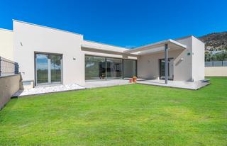 Chalet in Palau-saverdera. Casa de obra nueva de, diseño moderno, con vistas al mar