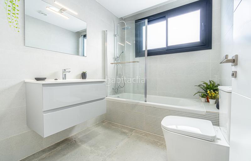 Foto bc57f46a-bb54-4418-b32d-398b07169d12. Casa  de nueva construcción con 4 dormitorios y piscina en Empuriabrava